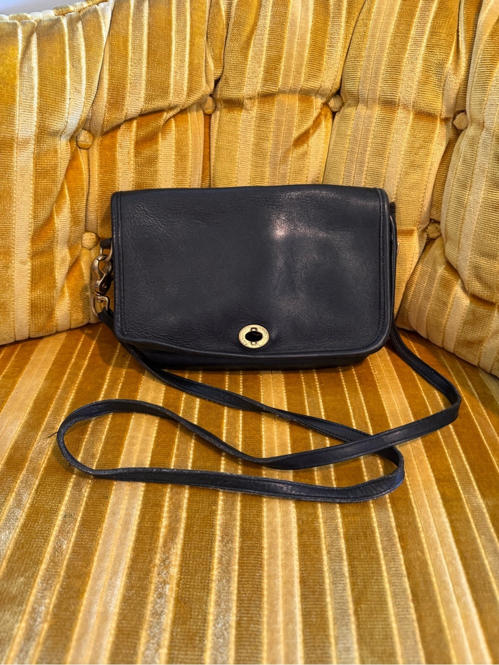 Coach Pocket Purse Classic Black Leather Crossbody with Turn-Lock Closure - Picture 2 of 7